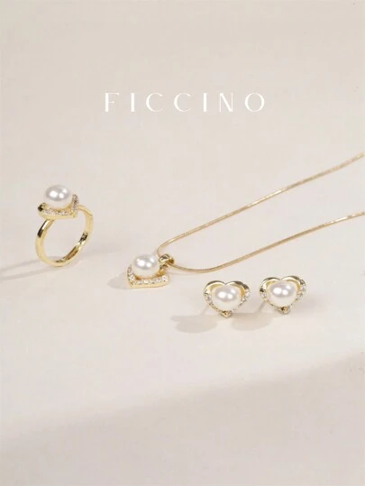  FICCINO 经典优雅心形首饰套装，仿珍珠装饰，镀金和方晶锆石镶嵌。包装内含镀金钛钢蛇链项链、镀金方晶锆石戒指和耳环。这款金色首饰套装配有锁骨链和礼品盒，非常适合母亲节和派对。情人节、妈妈、母亲、母亲节、礼物