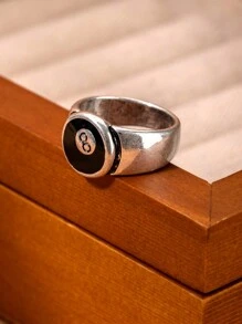 Un anillo negro de ocho pintado a mano de moda y minimalista en color plateado antiguo para mujer con estilo retro y sofisticado