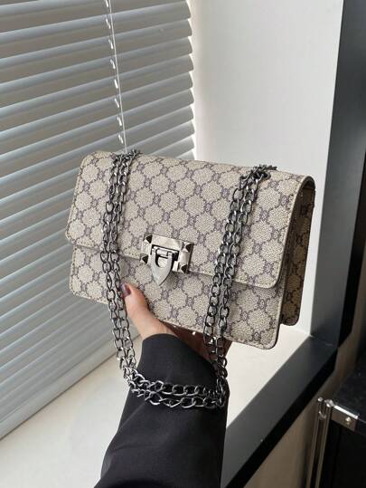 Un sac carré mini imprimé vintage, fermoir à verrouillage matériel, rabat d'ouverture de chaîne métallique, sac à bandoulière minimaliste convenable pour une utilisation quotidienne des femmes.