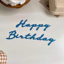 Una decoración minimalista de pared o mesa para cumpleaños con fondo de fieltro de color azul cielo y mensaje "Feliz Cumpleaños" para la fiesta de cumpleaños de mujeres, madre y decoración del hogar. - cielo azul - Ver 1