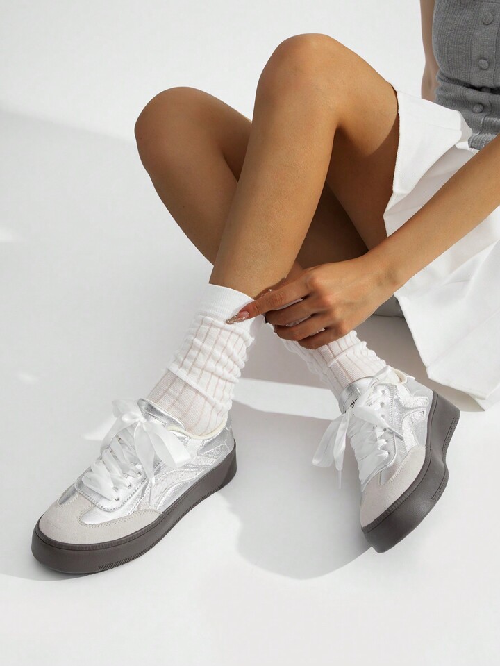 TUOPIN 女性用シルバースニーカー、メタリックカラー、未来的な