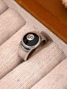 Un anillo negro de ocho pintado a mano de moda y minimalista en color plateado antiguo para mujer con estilo retro y sofisticado