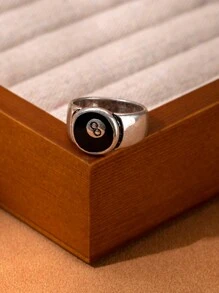 Un anillo negro de ocho pintado a mano de moda y minimalista en color plateado antiguo para mujer con estilo retro y sofisticado