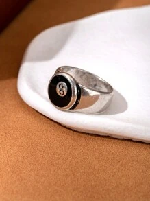 Un anillo negro de ocho pintado a mano de moda y minimalista en color plateado antiguo para mujer con estilo retro y sofisticado
