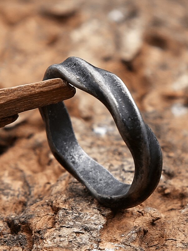 1pc New Design Retro Fashion Punk Twisted Texture Gun Black Ring Suitable For Men Daily Wear