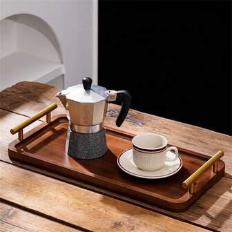 Bandeja rectangular de madera de estilo japonés con asas doradas duales, ideal para servir frutas frescas, bocadillos y bebidas con resabios antiguos y modernos.