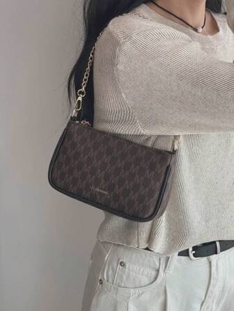 In 2024, The New Fashion Classic Joker Pu Waterproof Fabric Letter Pattern Printing Design Metal Chain Decoration Design Baguette Bag Shoulder Bag Is Suitable For Shopping.