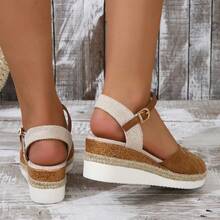 Sandali con zeppa taglie forti a blocchi di colore con suola intrecciata in iuta leggera e cinturino con fibbia, design scavato fuori