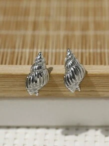 2入組簡約金色小貝殼耳環，加入海灘與海洋元素，適合於海灘玩耍以及日常佩戴