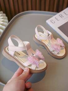 1 双女童珍珠饰边蝴蝶结平底可爱凉鞋，适合夏季