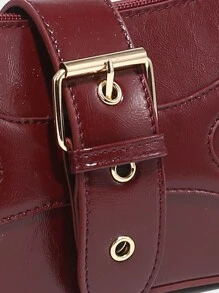 1 pièce Sac à épaule pour femmes  enrobé brillant style moto rétro avec boucle décorative, fermeture à glissière, sangle réglable. Convient pour les voyages, les vacances, l'extérieur, les femmes en tenue décontractée au bureau. Sac inspiré du style rétro parfait pour le bureau, les et le travail.