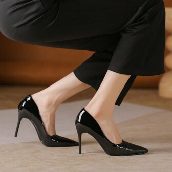 Tacones altos de mujer de piel desnuda y puntiagudos para la primavera y el otoño, con delicados tacones finos, negro brillante, zapatos de trabajo profesionales para clubes nocturnos solteras