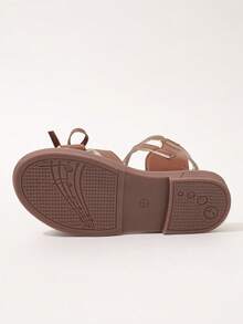 1 par de sandalias romanas planas para niñas con diseño de detalle de lazo hueco y banda de PU con lindo lazo para el verano - Café integral - Ver 7