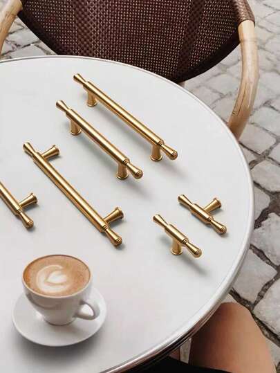 مقبض خزانة ذهبي حديث قطعة واحدة بأسلوب نورديك، مسافة الثقب:  ثقب واحد / 9.6 سم / 12.8 سم، مقبض باب سبائك الألومنيوم، مناسب للخزائن والأدراج والملابس وديكور المنزل، يشمل براغي التثبيت.