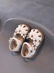 1 paire de sandales classiques pour enfants avec ornement floral, style buttercup, design crochet et boucle en PU antidérapant. Chaussures de princesse mignonnes pour bébés, convenant pour le printemps, l'été, l'automne et l'hiver
