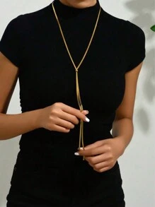 Un collar de cadena con colgante de hoja de acero inoxidable simple y largo, collar personalizado dorado para mujer