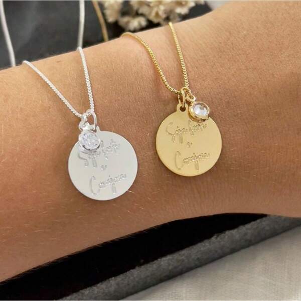 Colar medalha seja forte e corajosa com zircônia Folheado Prata e Folheado a Ouro