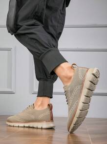 Tênis Masculinos de Verão Plus Size na cor Cáqui, Estilo Britânico Respirável, Leve, Confortável e Casual, com Detalhes em Tela.