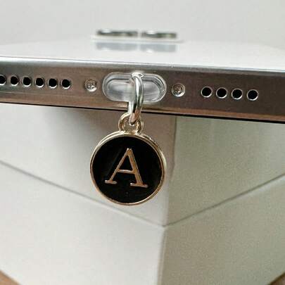 1入組黑鍍閃電塞頸墜，兩面各有26個英文字母，適用於Type C和lightning介面