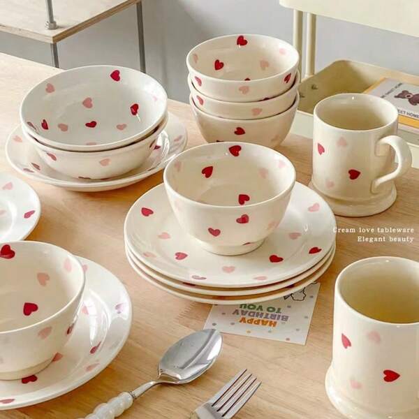 Conjunto de tazón y plato con forma de corazón de color crema, estilo europeo. Combinación de tazón de arroz y tazón de ensalada minimalista tipo Ins. Vajilla de cerámica con esmalte, resistente al calor.