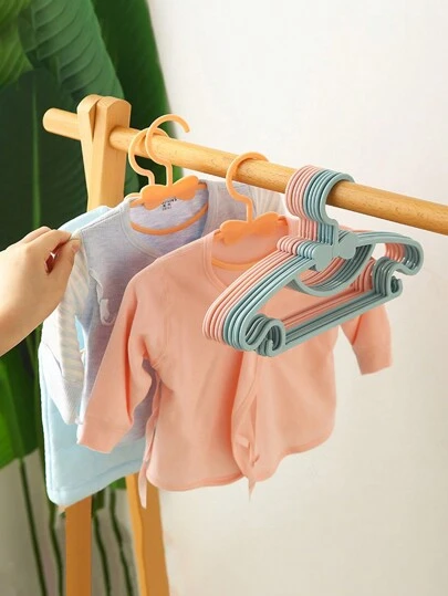 10件套无缝塑料儿童衣架，专为衣橱整理和服装搭配而设计，轻巧耐用，纤薄设计节省空间，颈部防滑，边缘光滑，采用儿童喜爱的柔和色调，通用尺寸，适用于上衣、T恤、连衣裙和外套，是幼儿园、托儿所和宿舍的理想之选，提升服装展示效果，方便堆叠，快速造型，让忙碌的家庭轻松保持衣橱整洁。