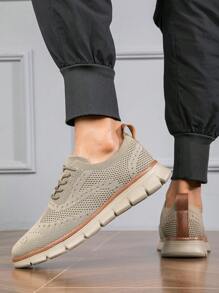 Tênis Masculinos de Verão Plus Size na cor Cáqui, Estilo Britânico Respirável, Leve, Confortável e Casual, com Detalhes em Tela.