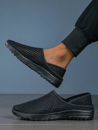 夏季風格休閒透氣運動鞋，具有柔軟鞋底和中空設計，網眼拖鞋