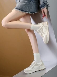 Nuove scarpe sportive casuali da donna con punta tonda, con design di allacciatura alla moda e materiale traspirante e confortevole