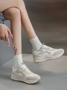 Nuove scarpe sportive casuali da donna con punta tonda, con design di allacciatura alla moda e materiale traspirante e confortevole