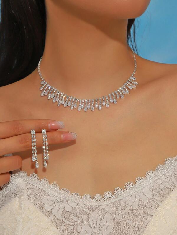 Ensemble de bijoux brillants en strass, collier et boucles d'oreilles, design élégant et luxueux avec un style de pluie de météores, convient pour les mariages, les fêtes et le port quotidien