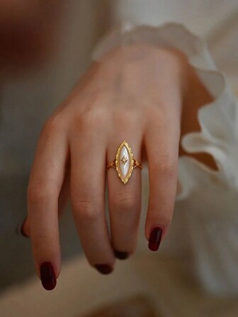 1pc Vintage Brass Crafted Palace Style Pointed Tip White Mother Of Pearl Ring For Women, Luxury Design Jewelry, Suitable For Daily, Holidays, Parties, Gift