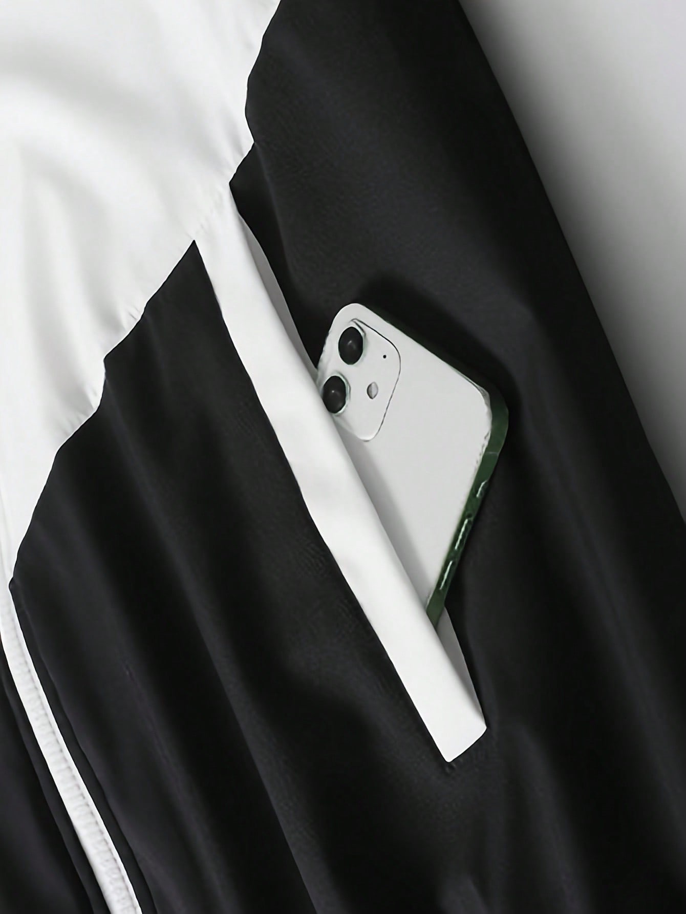 طقم رياضي لرجل مكون من قطعتين برقع ألوان من نمط ال...