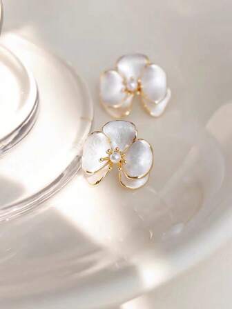 1對時尚小巧精致油滴假珍珠花形耳釘