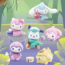 Miniso Figuras ciegas de la familia Sanrio con dinosaurios vestidos, hechas de PVC, con accesorios divertidos, perfectas para fans y decoración de habitaciones (1 pieza, entrega aleatoria)