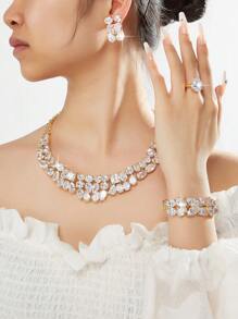 时尚奢华珠宝套装，采用金色镶嵌的垂坠水滴和不对称 CZ 宝石，包括项链、耳环、戒指和手镯，适合日常佩戴和派对装扮，适合所有人，非常适合作为婚礼和鸡尾酒会晚礼服的礼物送给女朋友或妻子 - 四件套 - 查看 2