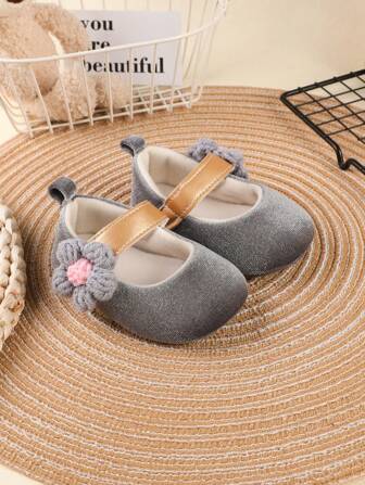 1對女孩花與蝴蝶結裝飾帶扣平底鞋，舒適實用，適用於春季和夏季