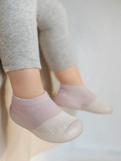 Zapatos transpirables para bebé en color rosa para niñas y niños, suaves medias con suela antideslizante para el piso de aprendizaje a caminar para infantes y niños pequeños