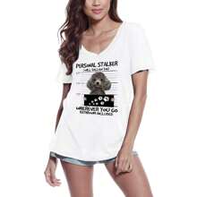 T-shirt da donna con scollo a V – Stalker personale barboncino – Ti seguirò ovunque tu vada cane – T-shirt grafica eco-responsabile regalo vintage