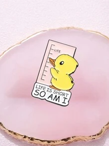 1 pieza Linda y dulce medida de cinta broche de patito, adecuado para niñas, frase en inglés "La vida es corta, como yo" pin, adecuado para ropa y bolsas