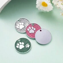 1pc klein formaat gepersonaliseerde huisdier-ID-tag met roze en zilverkleurige hondenpoot rond printontwerp. De achterkant van de tag kan worden aangepast met de naam van het huisdier, contactgegevens, adres, enz. Deze gegraveerde en anti-verloren huisdier-ID-tag is geschikt voor kleine honden en katten