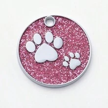 1pc klein formaat gepersonaliseerde huisdier-ID-tag met roze en zilverkleurige hondenpoot rond printontwerp. De achterkant van de tag kan worden aangepast met de naam van het huisdier, contactgegevens, adres, enz. Deze gegraveerde en anti-verloren huisdier-ID-tag is geschikt voor kleine honden en katten