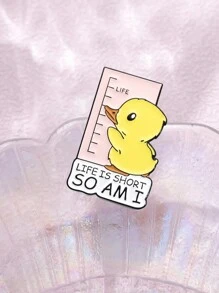 1 pieza Linda y dulce medida de cinta broche de patito, adecuado para niñas, frase en inglés "La vida es corta, como yo" pin, adecuado para ropa y bolsas