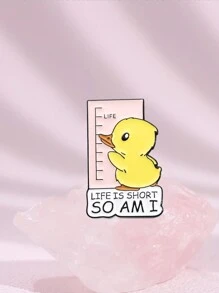 1 pieza Linda y dulce medida de cinta broche de patito, adecuado para niñas, frase en inglés "La vida es corta, como yo" pin, adecuado para ropa y bolsas