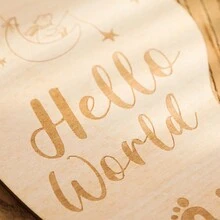 1套嬰兒激光足印里程碑卡"你好，世界"出生公告木質里程碑牌，適用於新生兒 - 米色 - 查看 5