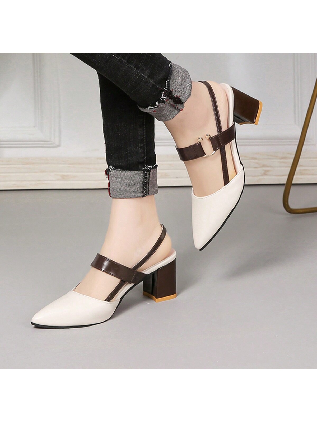 صنادل نسائية ذات كعب سميك حزام مشبك ولون متباين في...