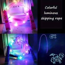 Cuerda de saltar con luz LED - Diseño de fibra óptica colorido - Resistente y flexible para ejercicios y diversión - Uso de día y noche (estilo al azar) - Todas las especificaciones - Ver 9