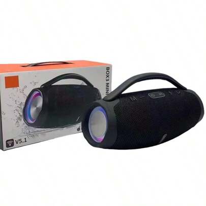 Bocina portátil inalámbrica, diseño compacto y moderno, resistente a salpicaduras de agua. Cuenta con botones de control integrados, conexión Bluetooth y hasta 5 horas de reproducción continua, ideal para usar en interiores o exteriores.