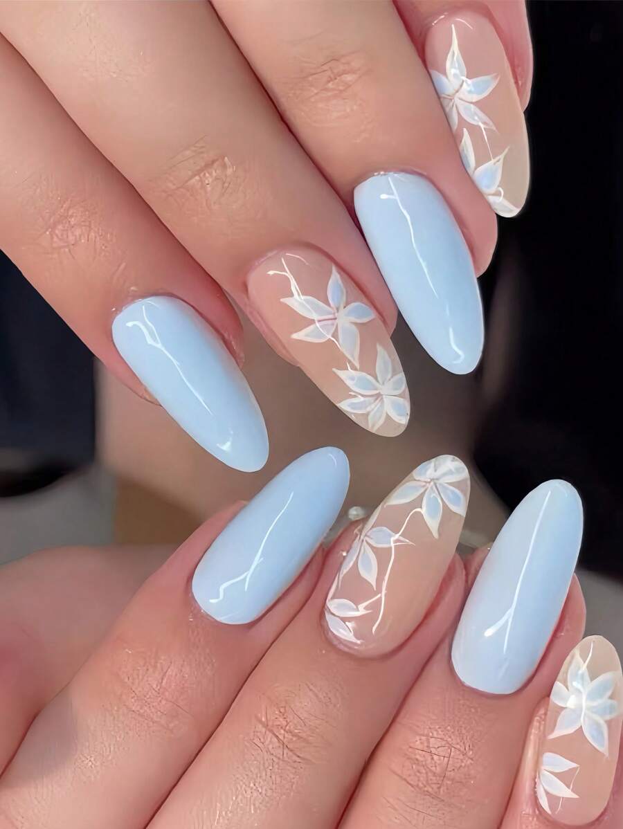 Melhore seu visual instantaneamente com 24 peças de unhas falsas azul claro simples em formato de amêndoa, elegantes unhas falsas com flores azuis e brancas de cobertura total para mulheres e meninas, 1 peça de gel de geléia + 1 lixa, Envio aleatório de gel de geléia - Azul - Visão 1