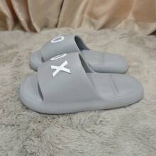 男式有按摩功能和個性化圖案的厚底塑料拖鞋,適用於海灘、家居或工作場所 - 淺灰色 - 查看 3