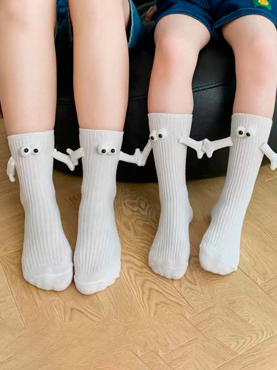 Hermoso Par de Calcetas de Pareja  y Amigos Tomados de las Manos. Hermosas Calcetas Novedosas con Imán en las Manos y Ojitos. Suaves Spandex con Ojitos y Manos de Algodón. - Blanco - Ver 1